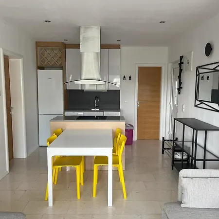 Lady A Jacuzzi Garden Outdoor Kitchen Podglavica