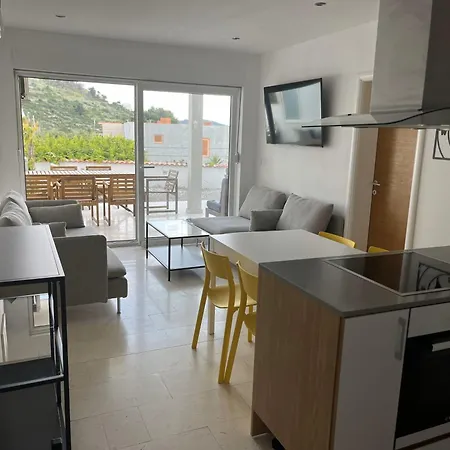 Apartment Lady A Jacuzzi Garden Outdoor Kitchen *
