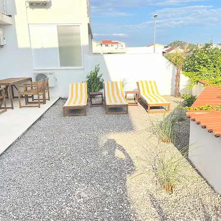 Apartment Lady A Jacuzzi Garden Outdoor Kitchen Podglavica