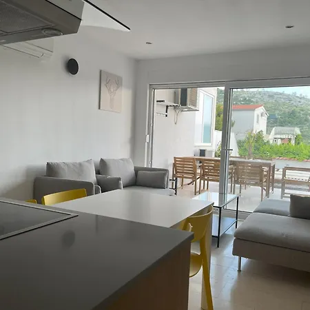 Lady A Jacuzzi Garden Outdoor Kitchen Apartment Podglavica