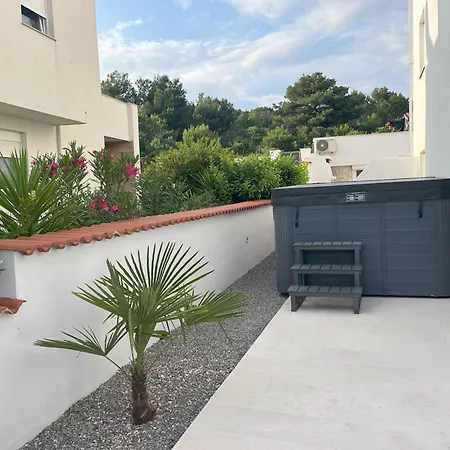 Lady A Jacuzzi Garden Outdoor Kitchen Podglavica