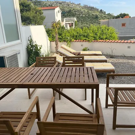 Lady A Jacuzzi Garden Outdoor Kitchen Podglavica