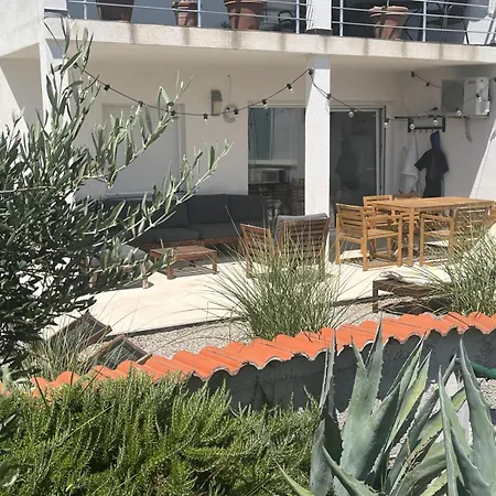 Lady A Jacuzzi Garden Outdoor Kitchen Apartment *