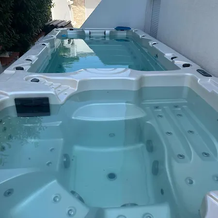 Lady A Jacuzzi Garden Outdoor Kitchen Apartment