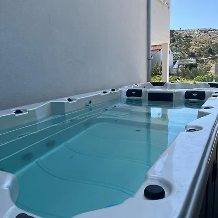 Lady A Jacuzzi Garden Outdoor Kitchen Apartment *
