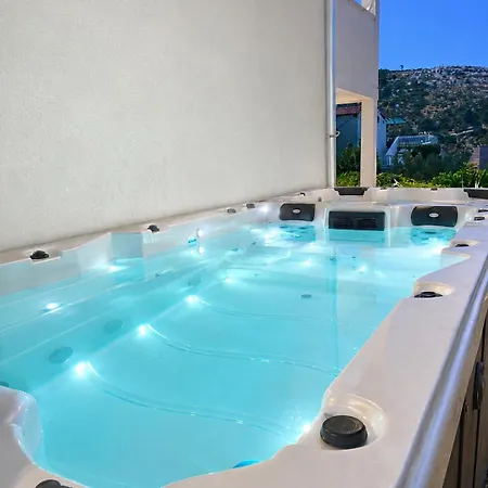 Lady A Jacuzzi Garden Outdoor Kitchen Apartment *